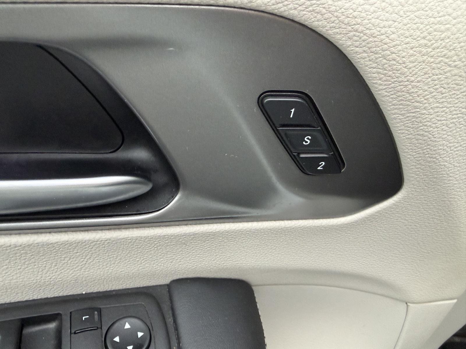 Used 2023 Bright White Clearcoat Chrysler Touring L image 11