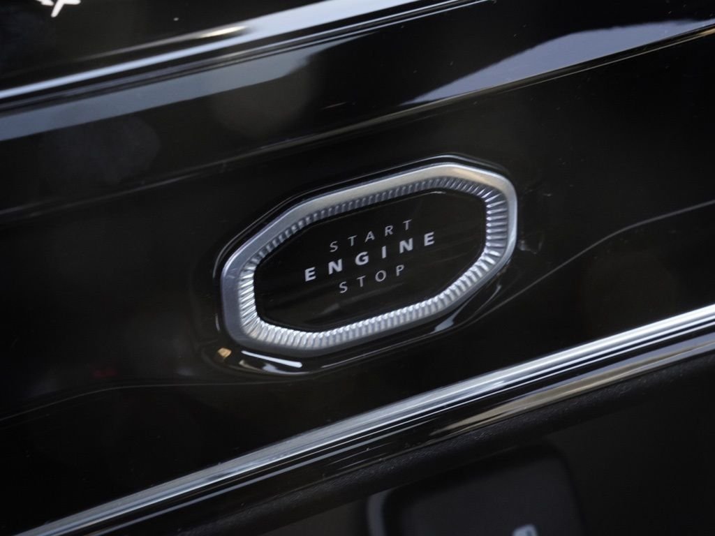 New 2026 Diamond Black Crystal Pearl-Coat Exterior Paint Jeep Laredo Altitude image 17