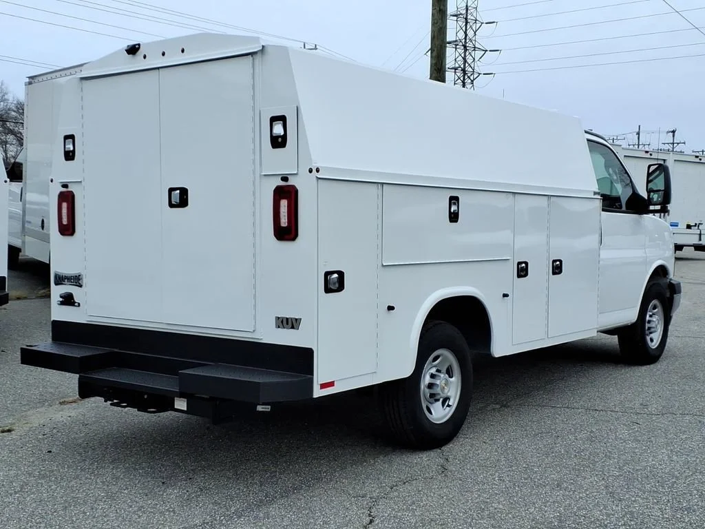 New 2025 Summit White Chevrolet 1WT image 4