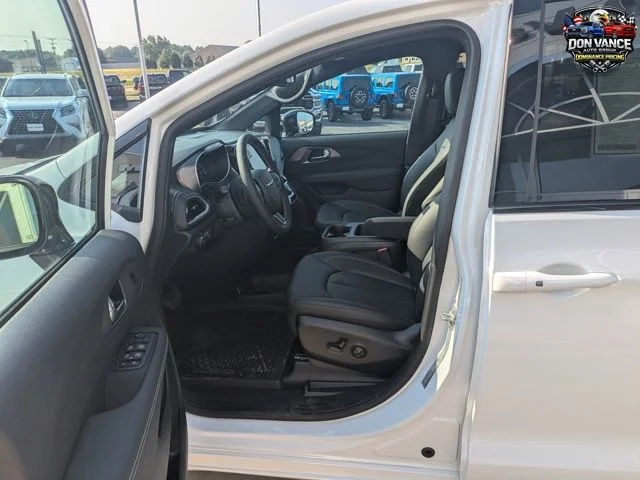 2025 Chrysler Pacifica Select - Photo 11