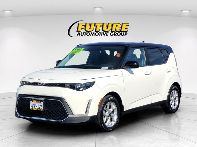 Used 2023 White Kia S image 8