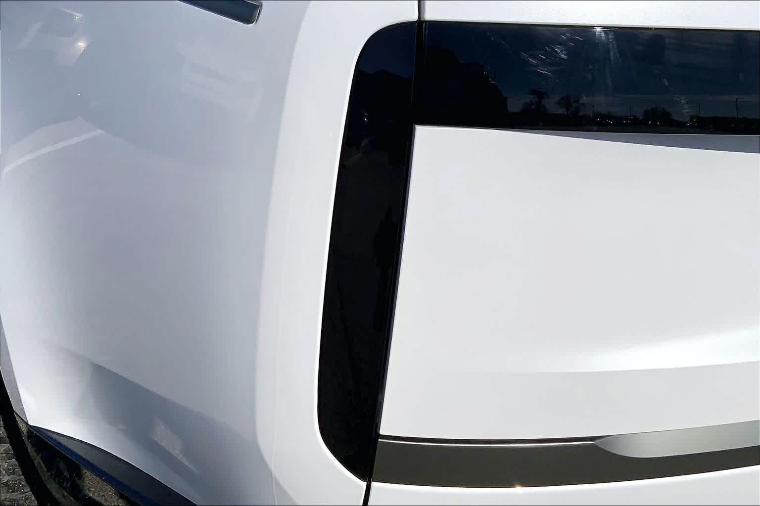 New 2026 Ostuni Pearl White Land Rover SE image 14