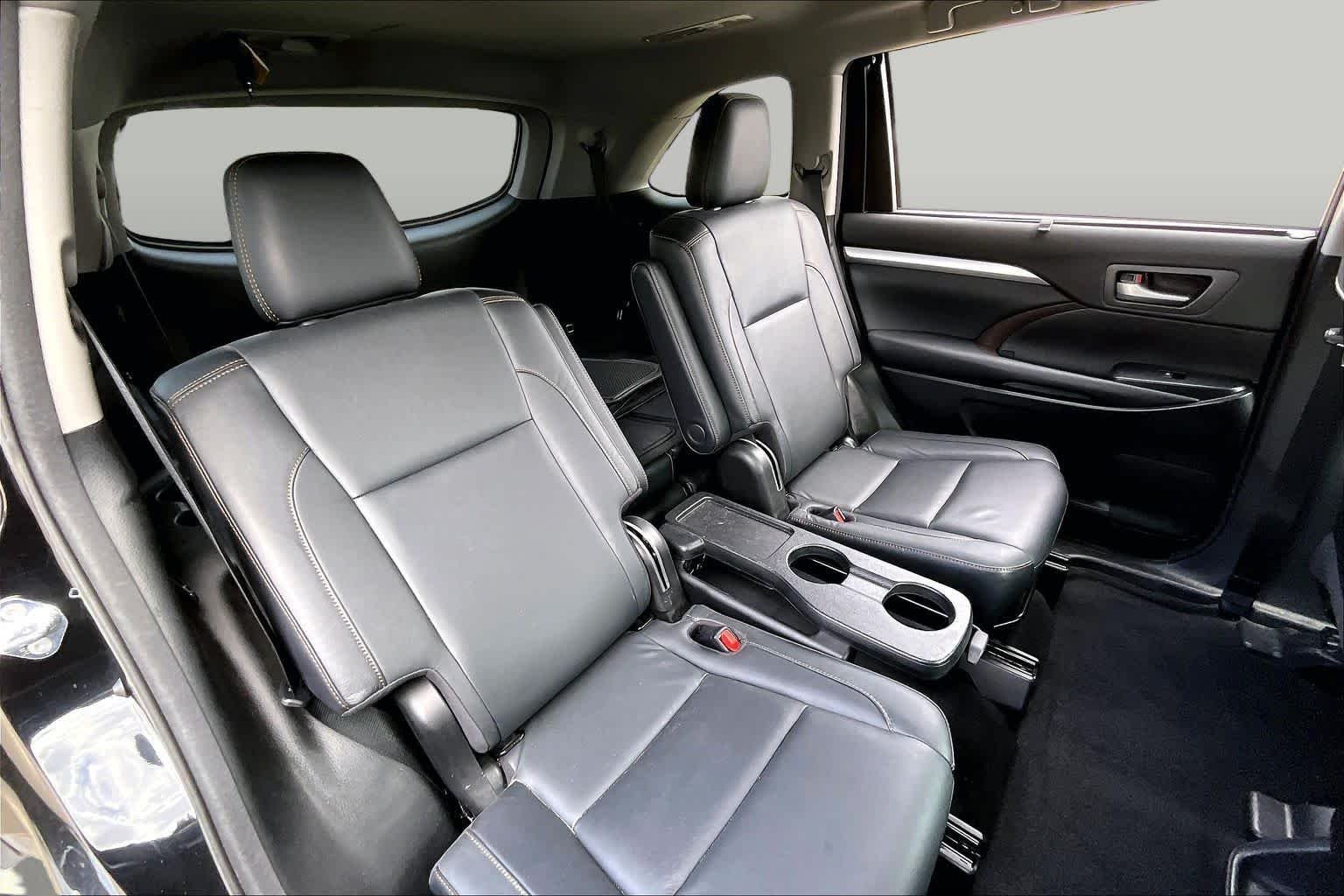 Used 2017 Midnight Black Metallic Toyota XLE image 18