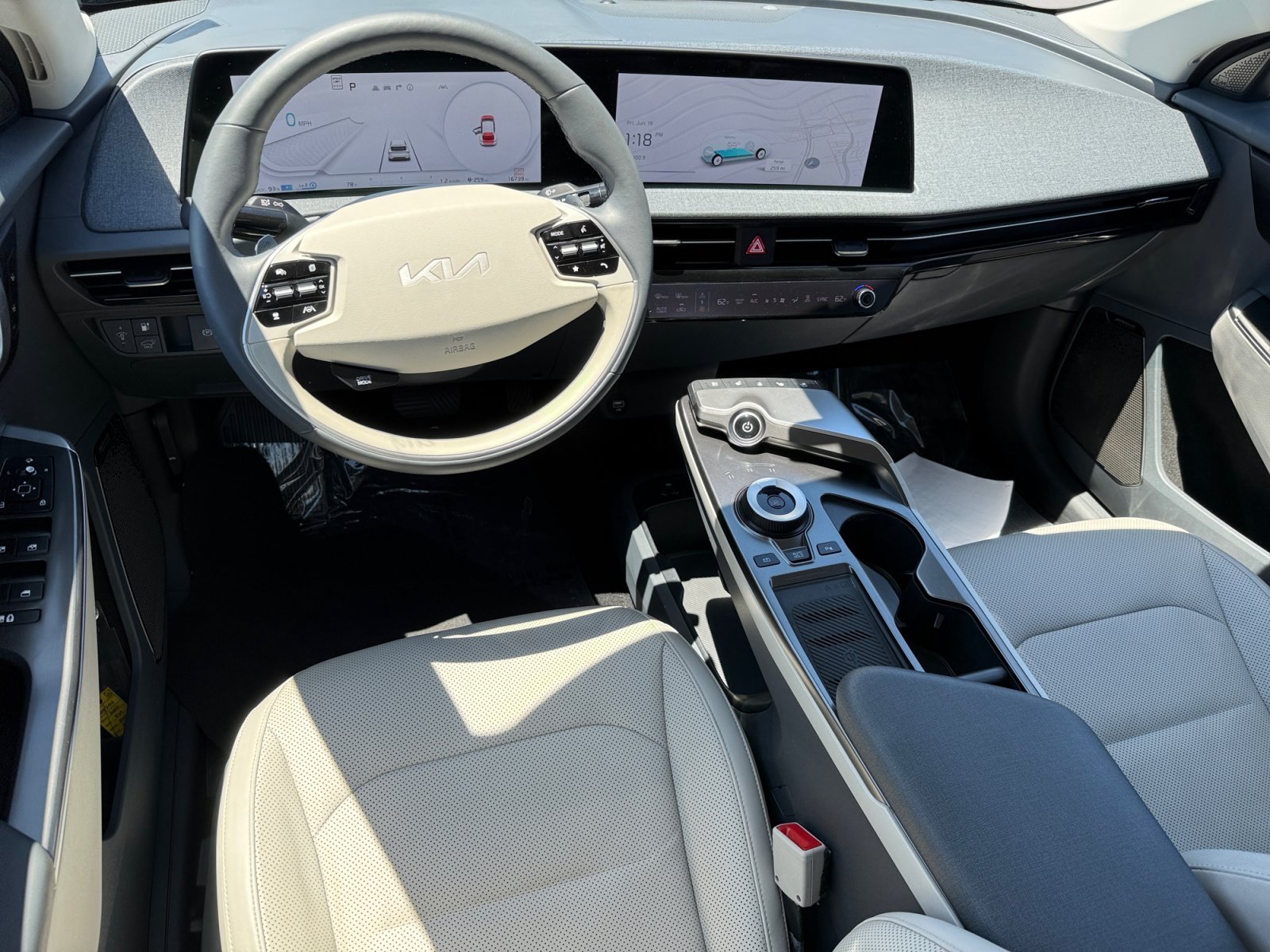 Used 2022 Aurora Black Kia Wind image 15
