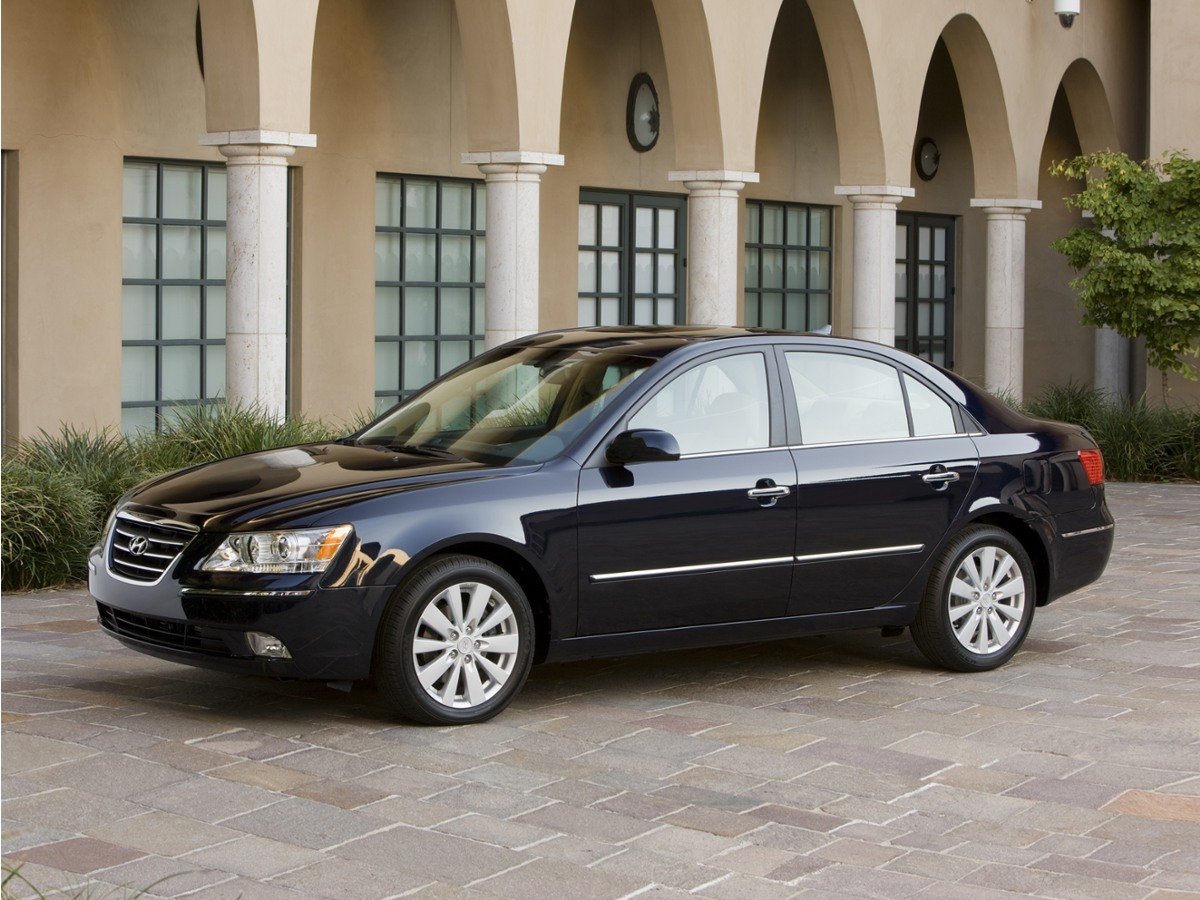 Used 2009 Ebony Black Hyundai  image 1