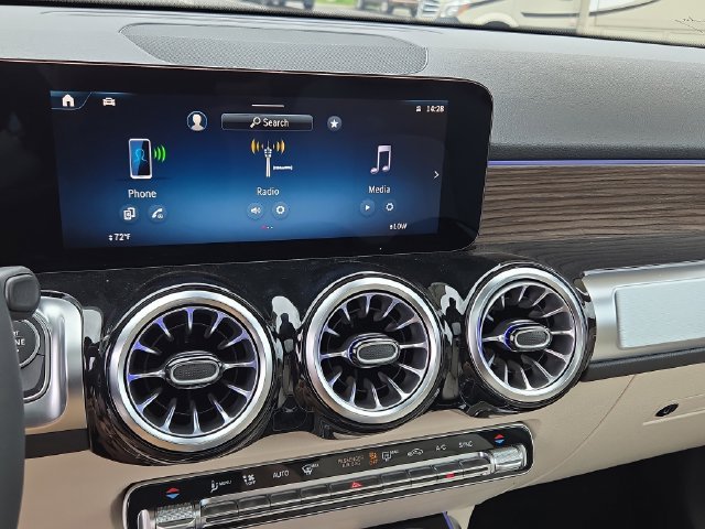 New 2026 Polar White Mercedes-Benz GLB250 image 12