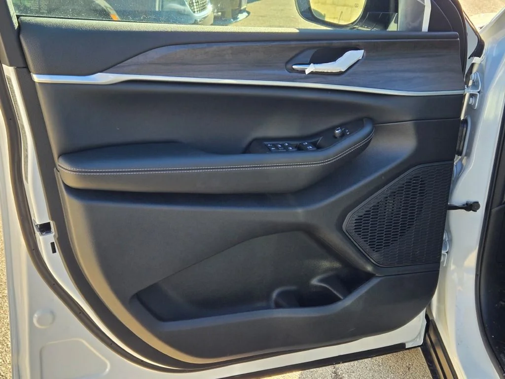 New 2026 Bright White Clear-Coat Exterior Paint Jeep Altitude image 19