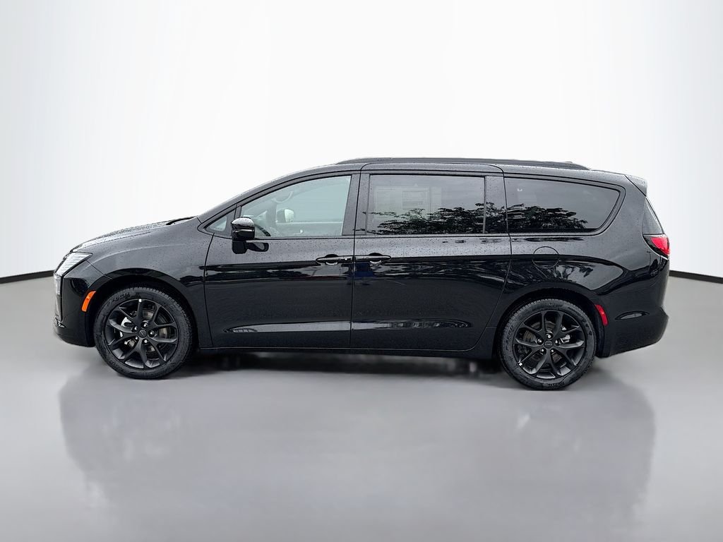 New 2027 Diamond Black Crystal Pearl-Coat Exterior Paint Chrysler Limited image 7