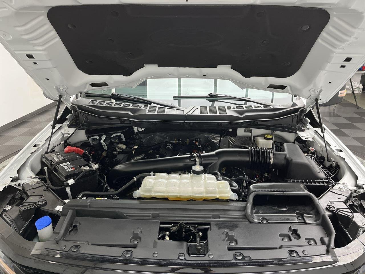 Used 2024 Oxford White Ford XLT image 30