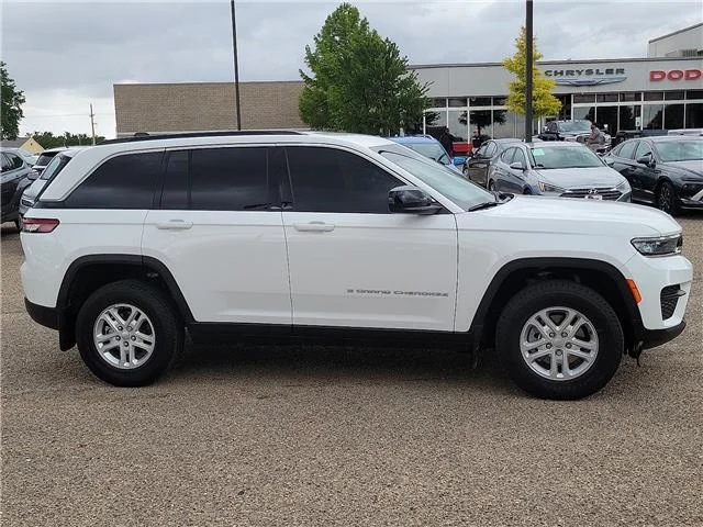 Used 2025 White. Jeep Laredo 4x2 image 5