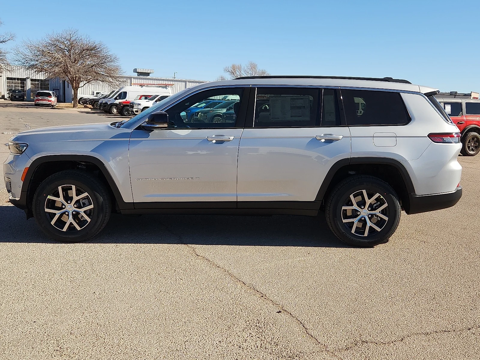 New 2025 Silver Zynith  Paint Jeep L LIMITED 4X4 image 2