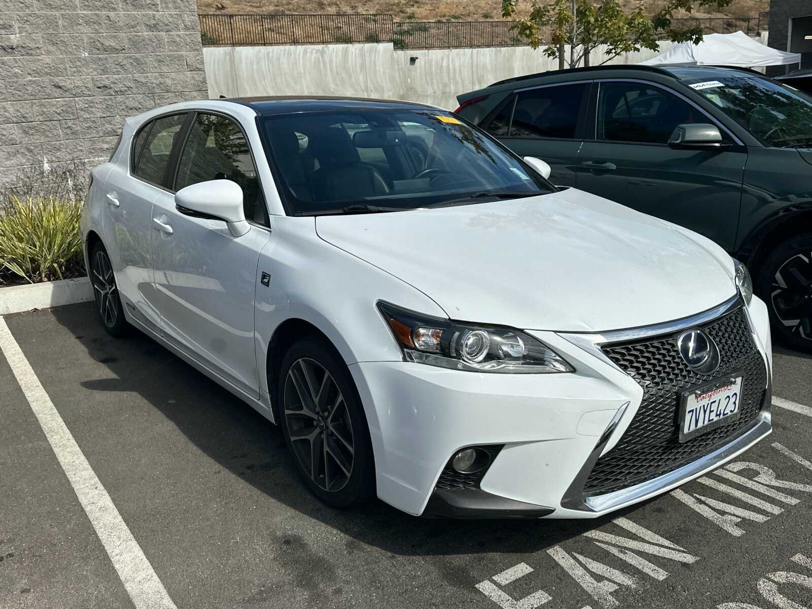 Used 2016 Ultra White w/Black Roof Lexus 200h 4D Hatchback image 2