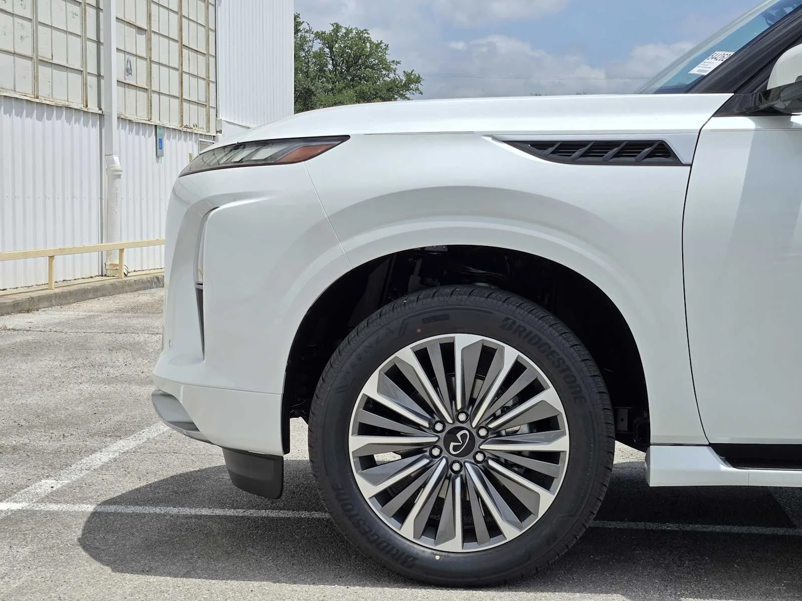 New 2026 RADIANT WHITE INFINITI Luxe 2WD image 6