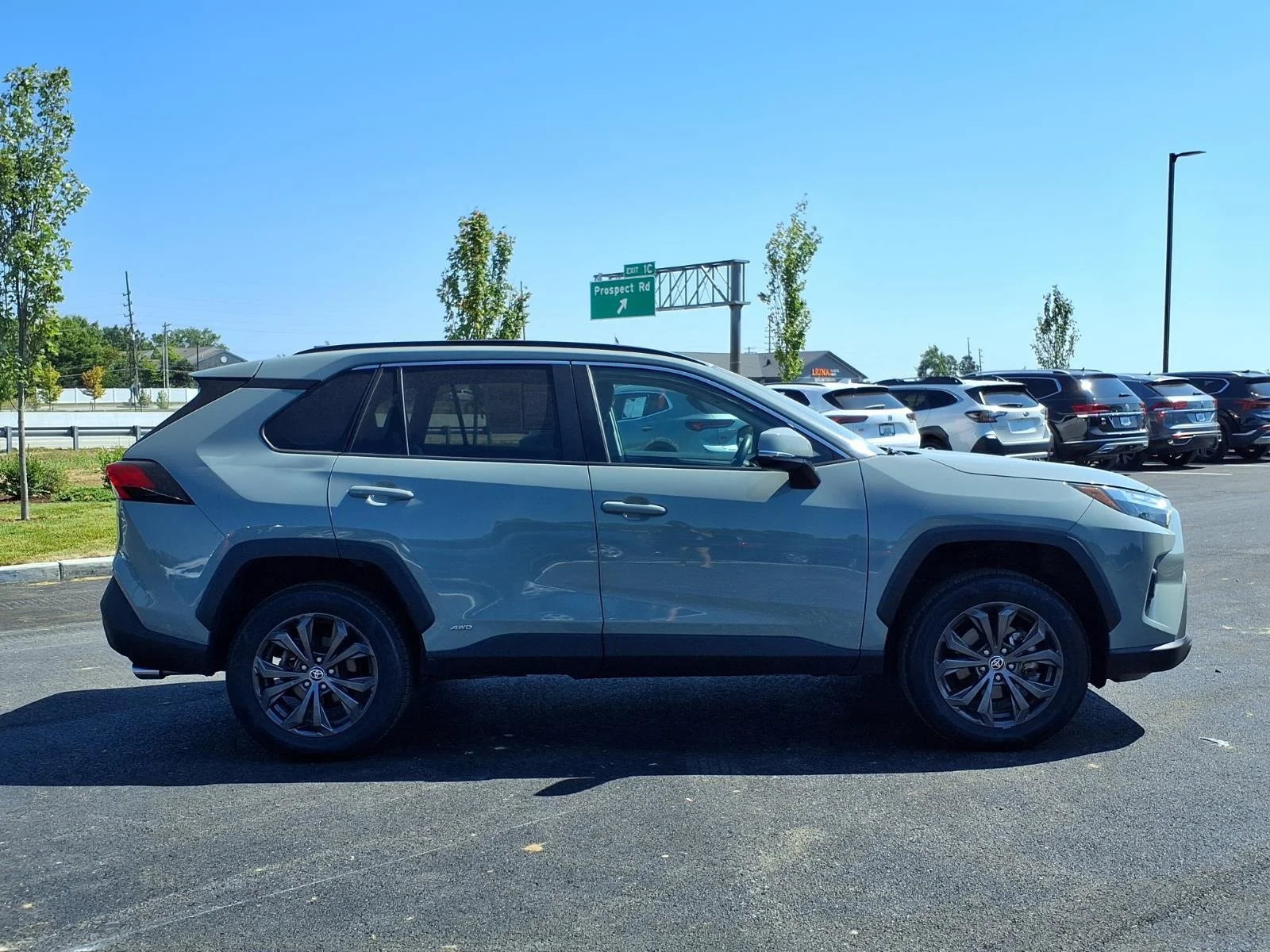 Used 2022 Lunar Rock Toyota XLE Premium image 27