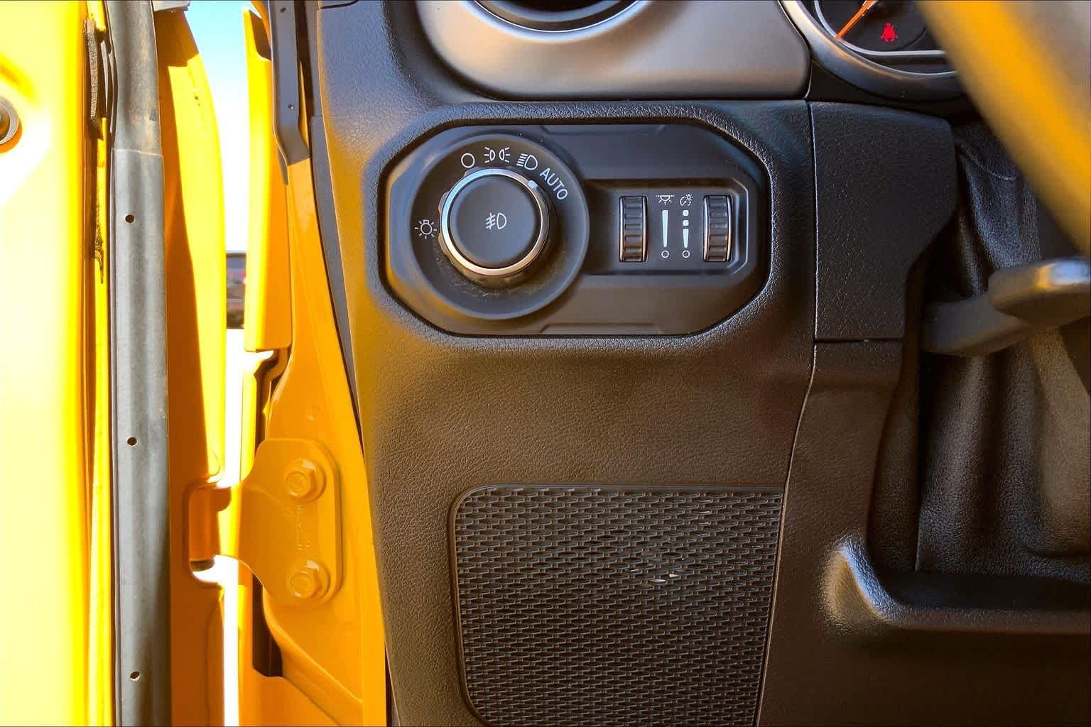 Used 2020 Hellayella Clearcoat Jeep Sport S image 36