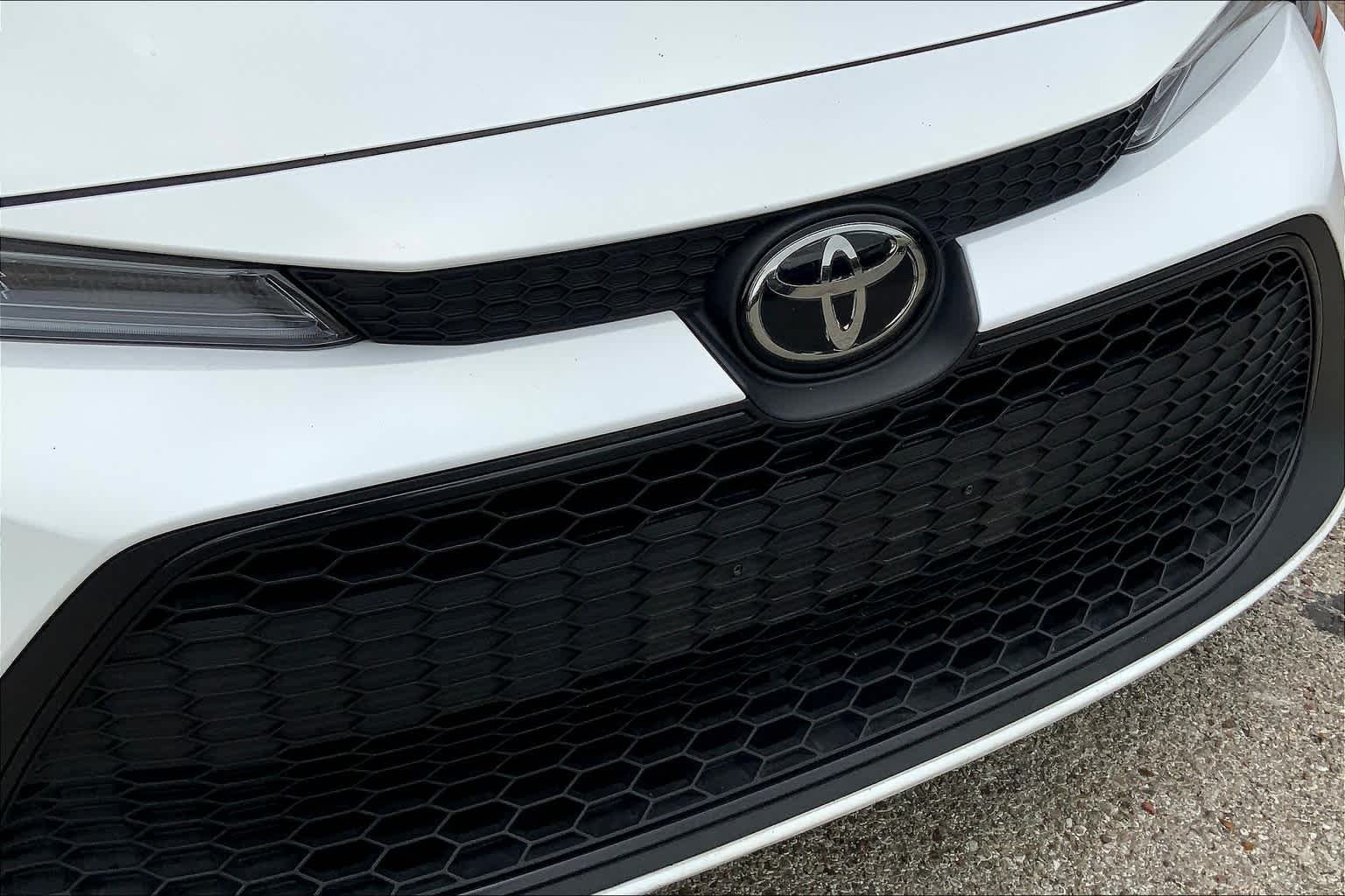 Used 2022 White Toyota LE image 29