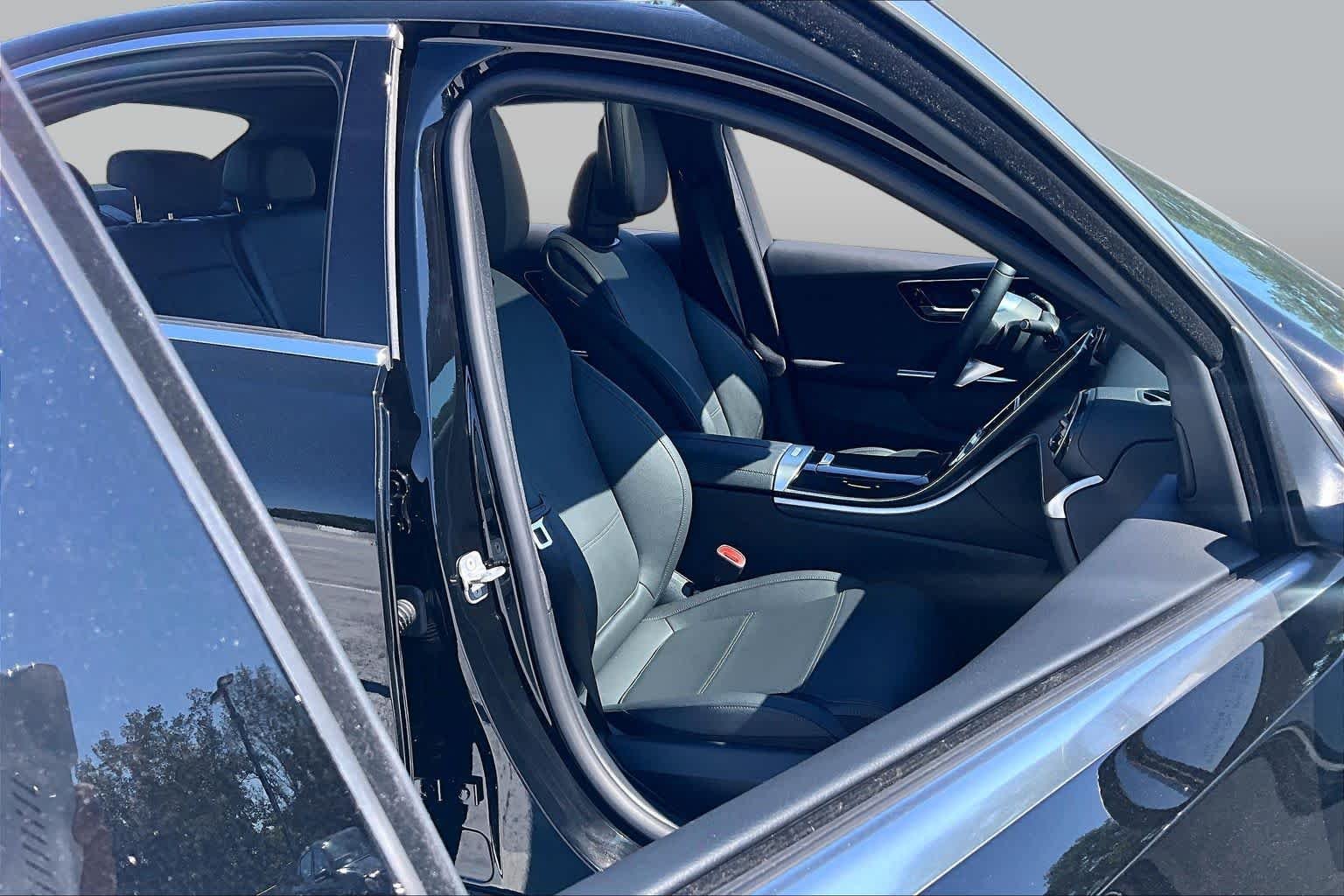 2025 Mercedes-Benz C-Class Sedan C 300 - Photo 9