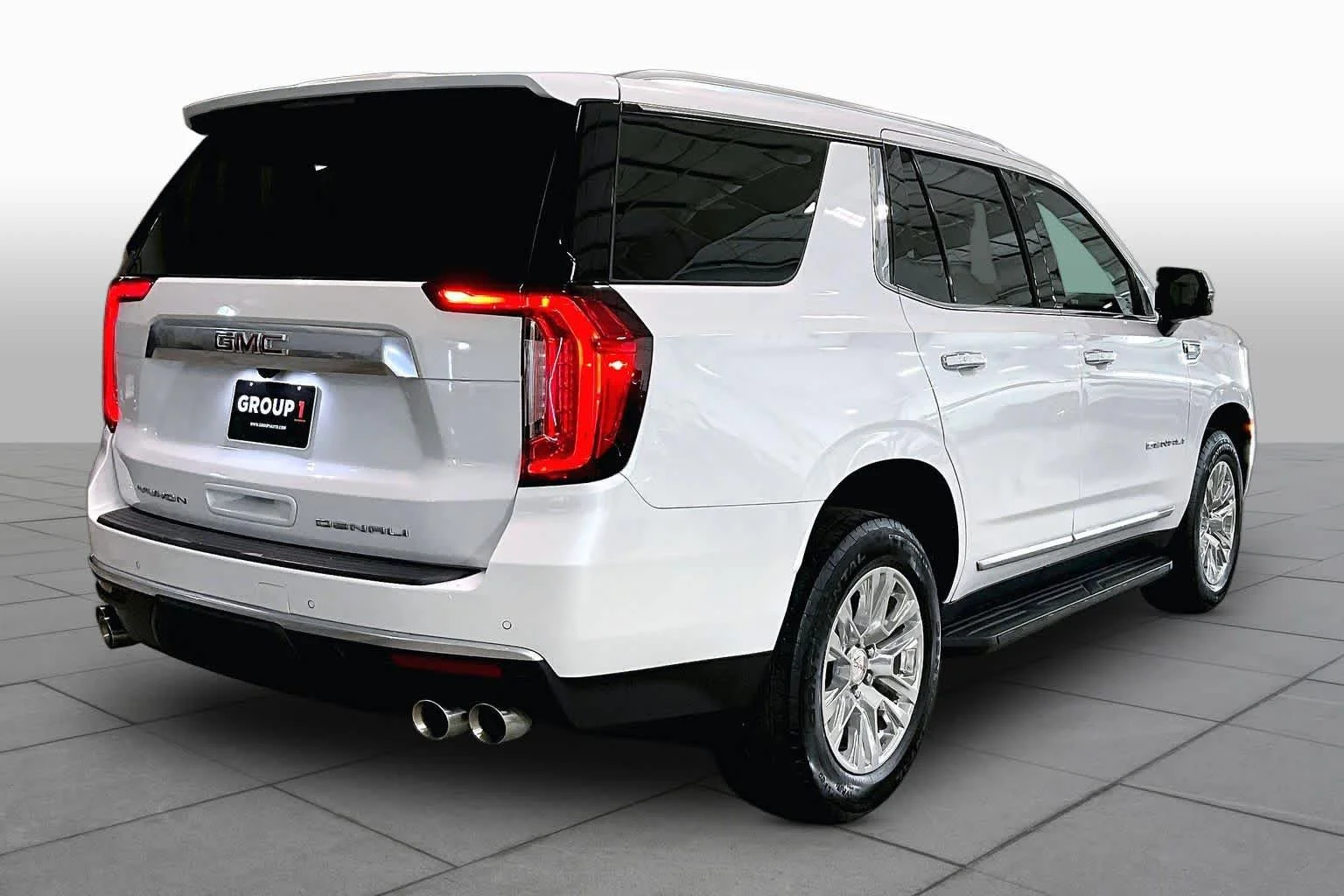 Used 2024 White Frost Tricoat GMC Denali image 13