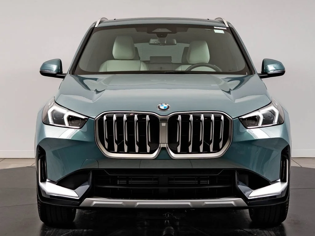 New 2026 Cape York Green Metallic BMW xDrive28i image 2