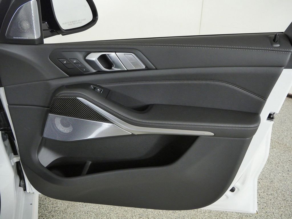 New 2027 Mineral White Metallic BMW M60i image 19