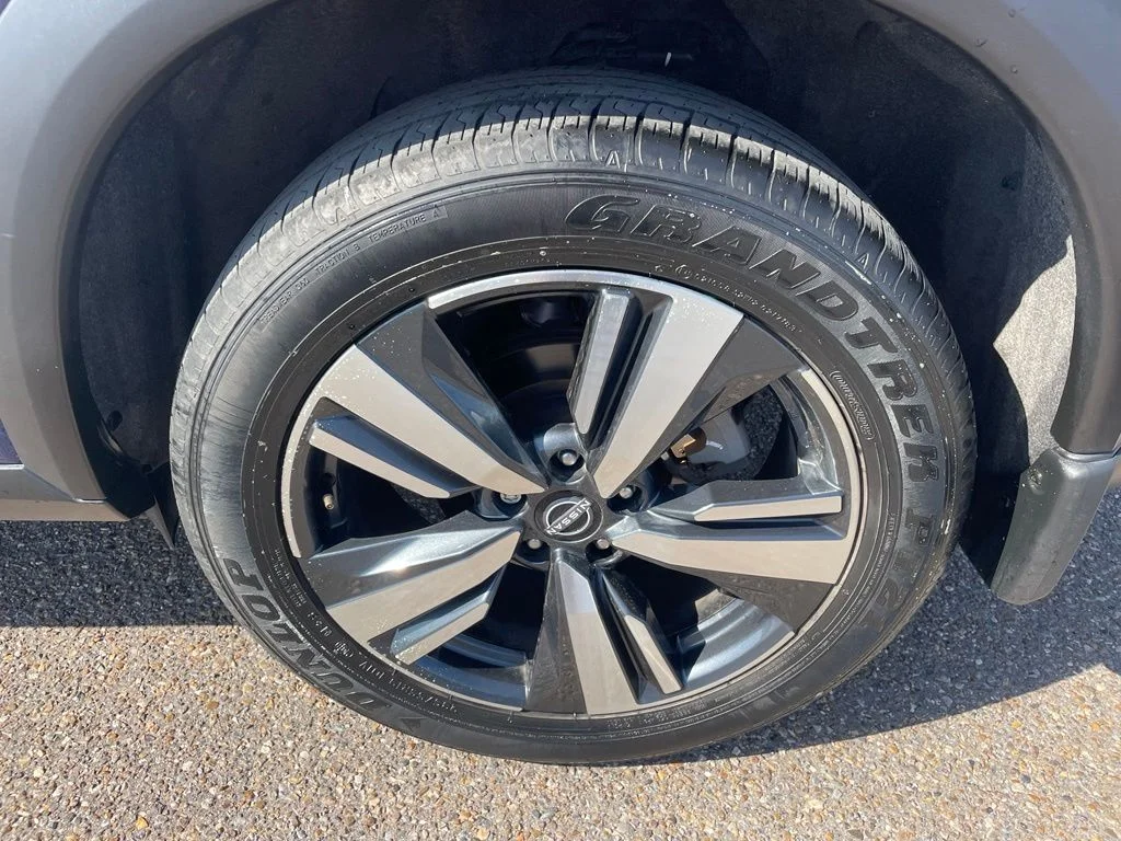 Used 2023 Blue Nissan Platinum image 17