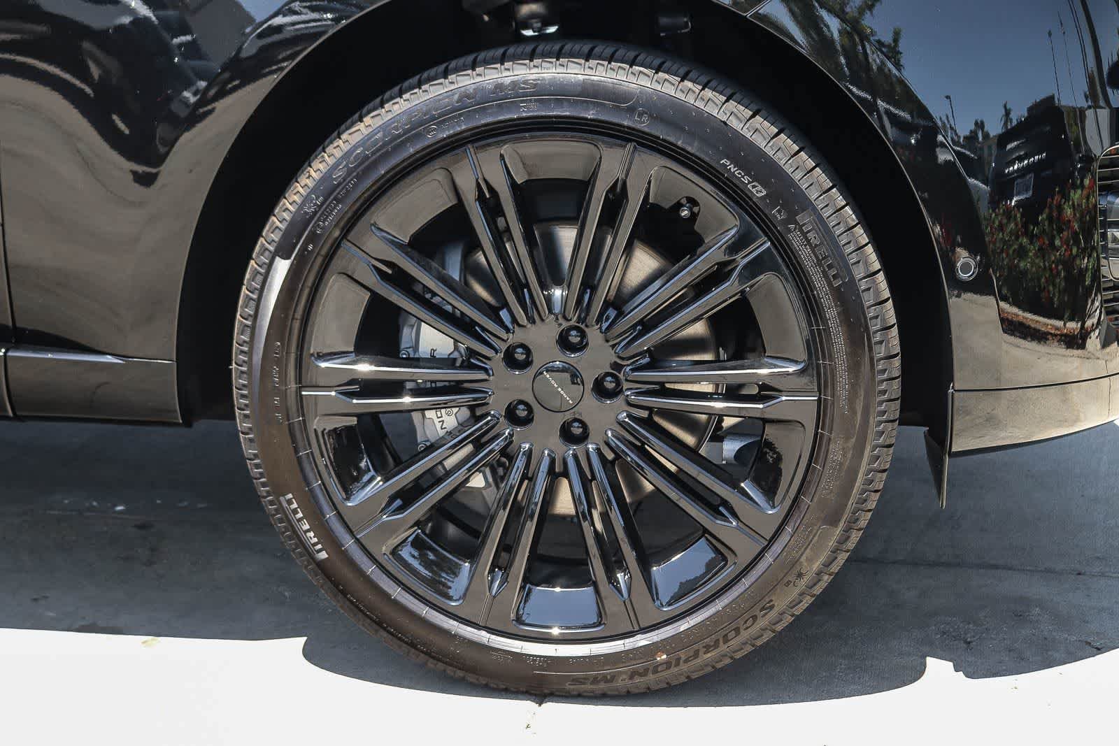 New 2026 Santorini Black Land Rover SE image 9