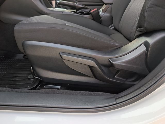 Used 2020 White Subaru Base image 20