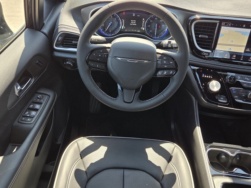 New 2027 Diamond Black Crystal Pearl-Coat Exterior Paint Chrysler LIMITED FWD image 14