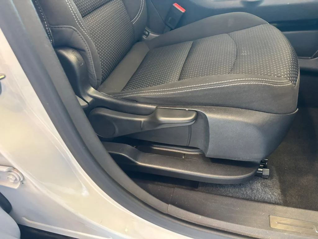 Used 2024 White GMC SLE image 23