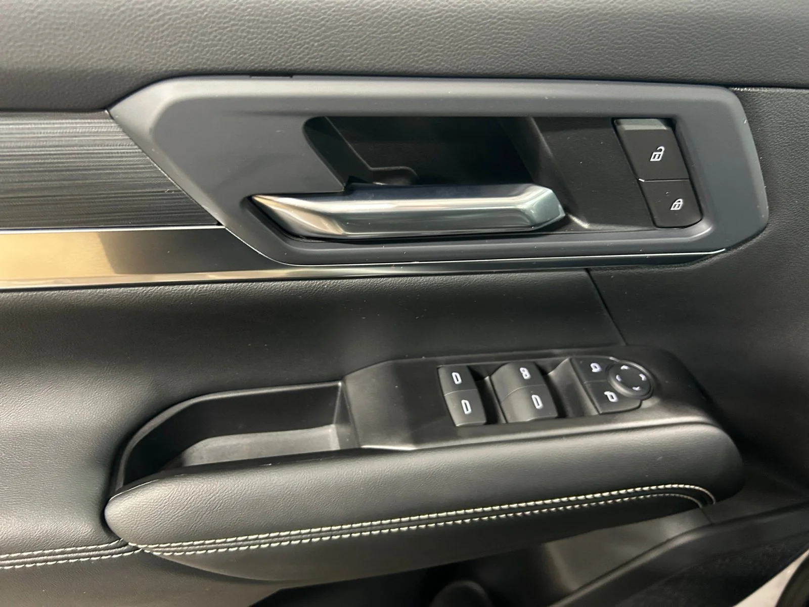 New 2027 Summit White GMC AWD Elevation image 16