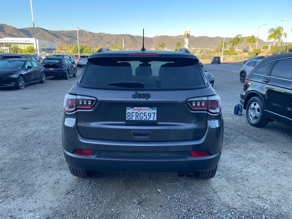 Used 2018 Gray Jeep Latitude image 7