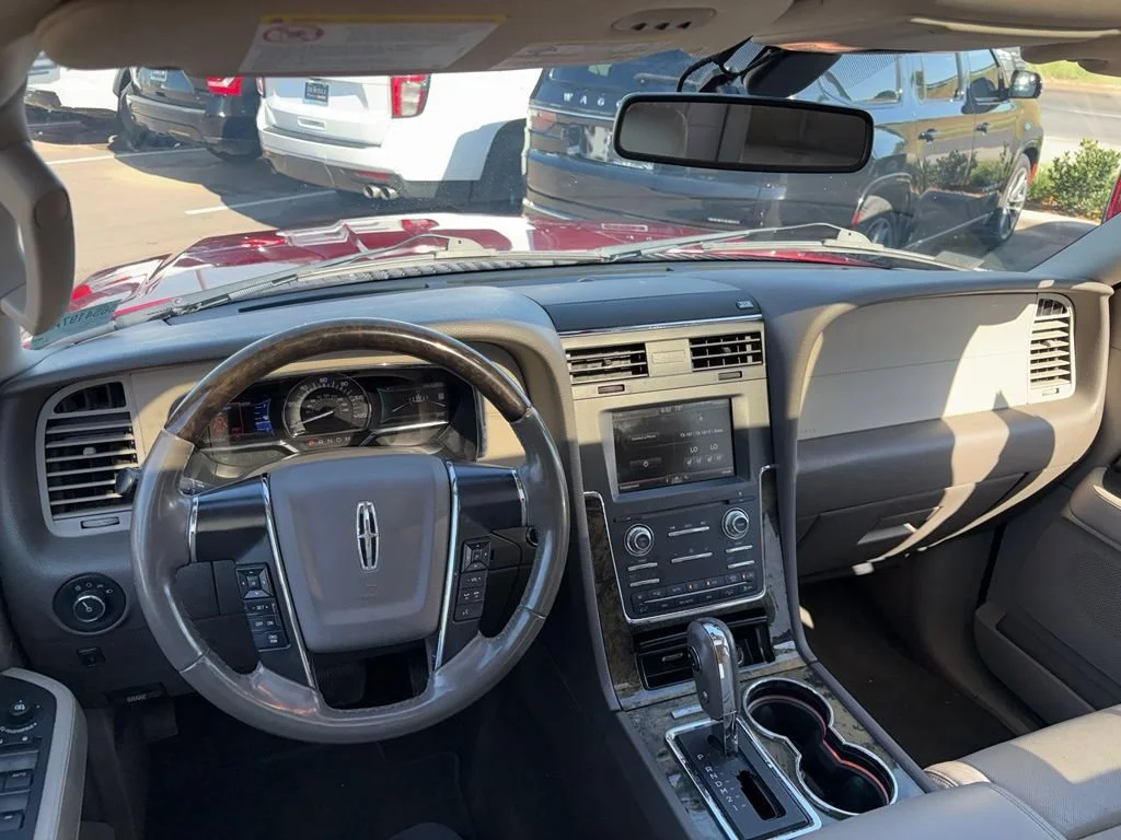 Used 2015  Lincoln 4WD 4dr image 3