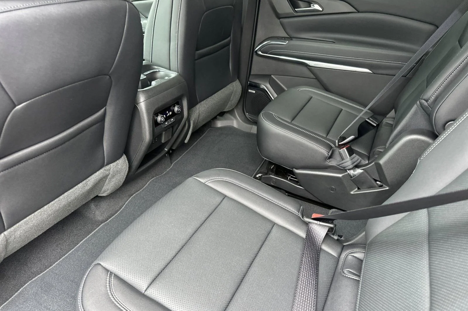 2025 Chevrolet Traverse LT - Photo 13