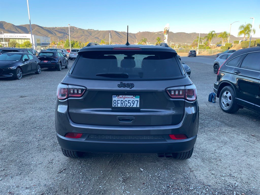 Used 2018 Crystal Metallic Jeep Latitude image 7