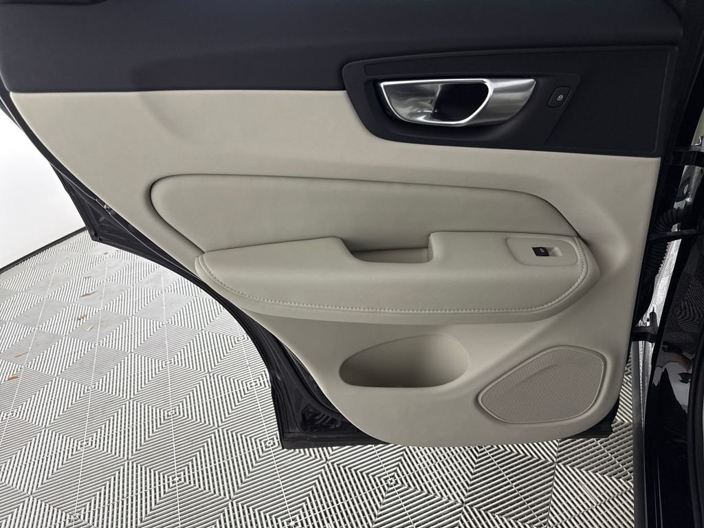 2025 Volvo XC60 Plus - Photo 11