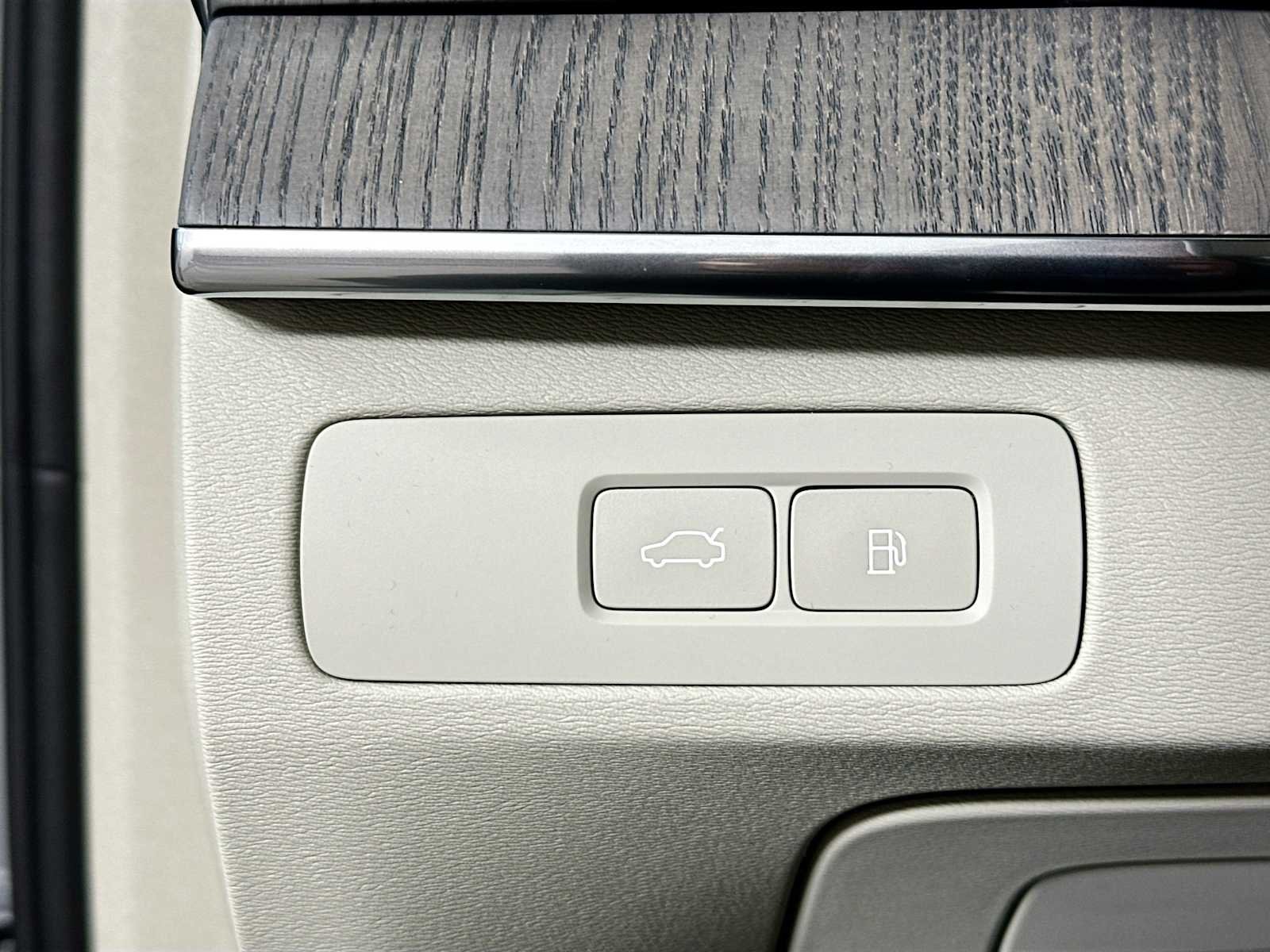 Certified Used 2025 Vapour Grey Volvo Plus image 8