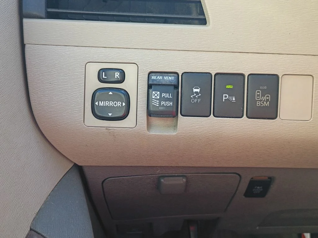 Used 2014 Predawn Gray Mica Toyota XLE image 20