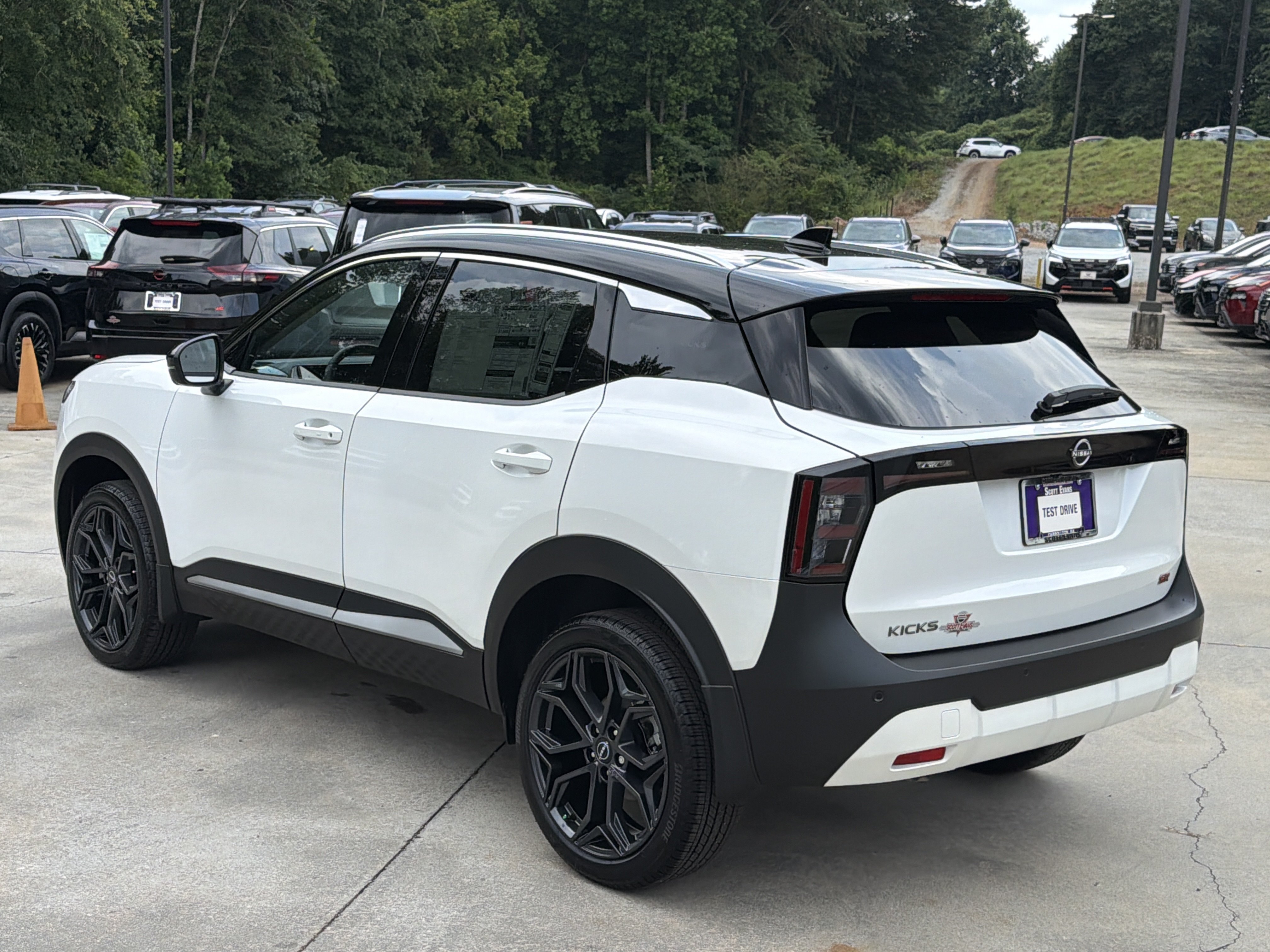 New 2026 Aspen White Tricoat/Super Black Nissan SR image 6