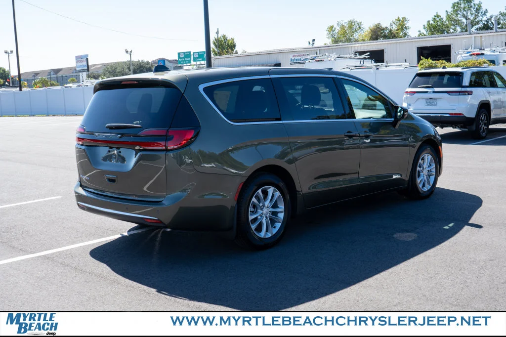 New 2027 Olive Green Pearl-Coat Paint Chrysler Select image 6