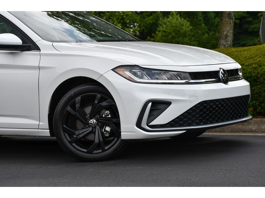 Used 2025 Opal White Pearl Volkswagen SE image 10