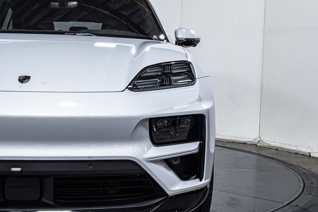 2025 Porsche Macan Turbo Electric - Photo 19