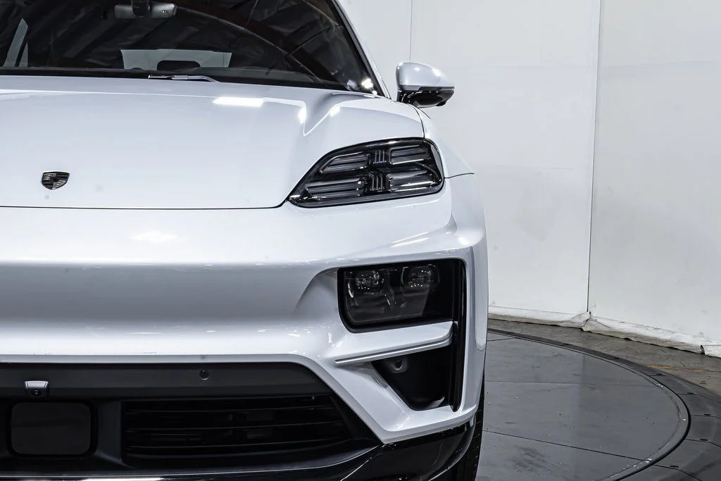 2025 Porsche Macan Turbo Electric - Photo 19
