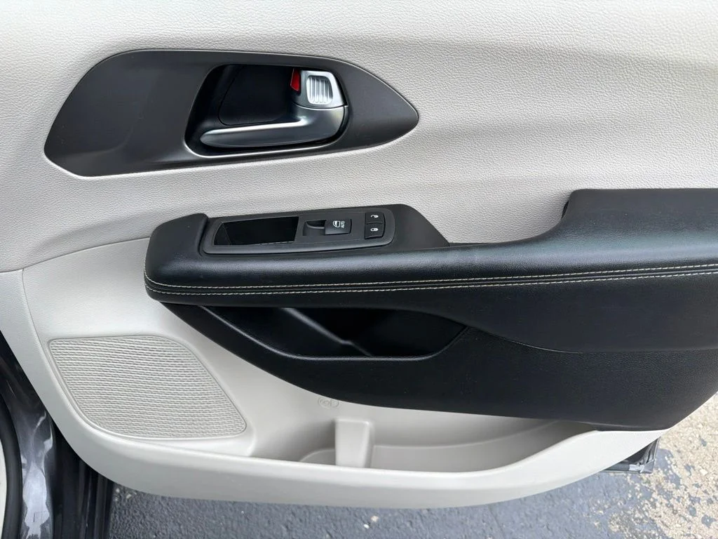 Used 2022 Gray Chrysler Touring L image 15