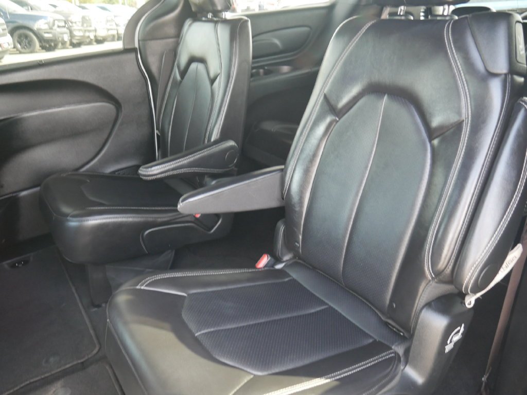 Certified Used 2025 White Chrysler Select image 17