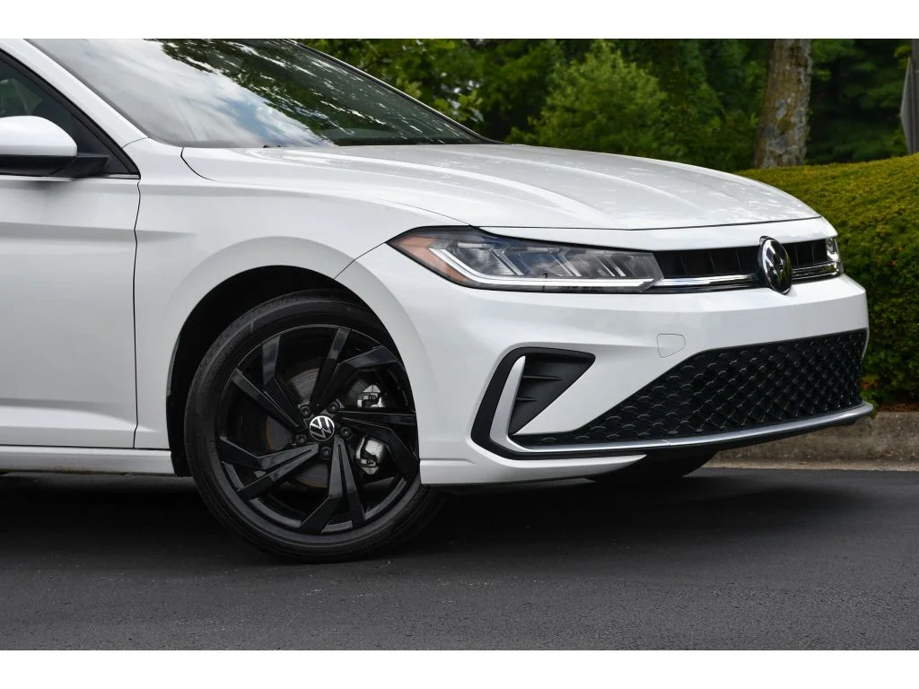 Used 2025 Opal White Pearl Volkswagen SE image 10