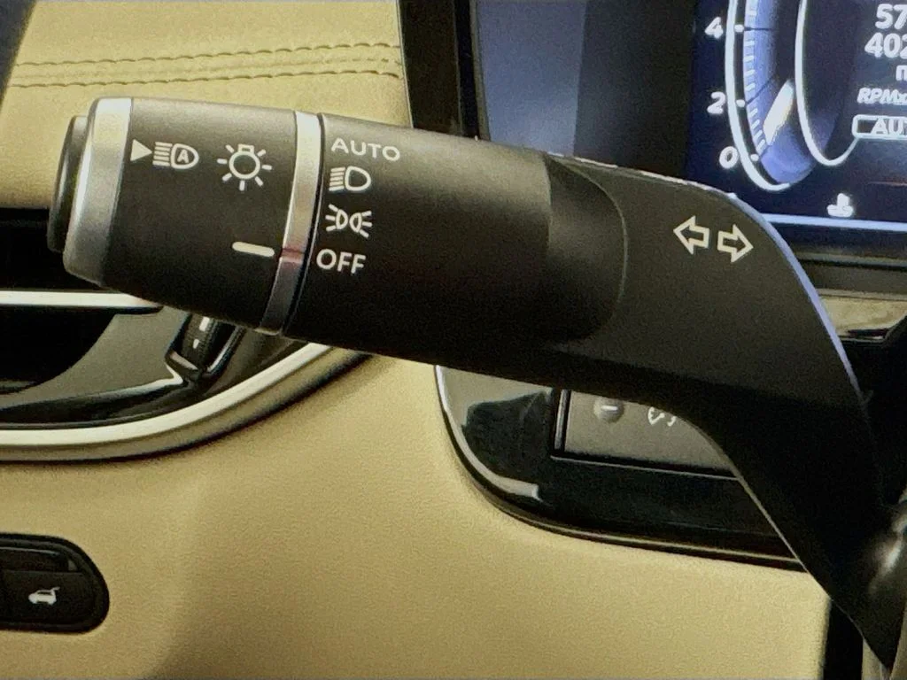 Certified Used 2025 White INFINITI LUXE image 15
