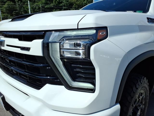 Used 2024 White Chevrolet LT image 3