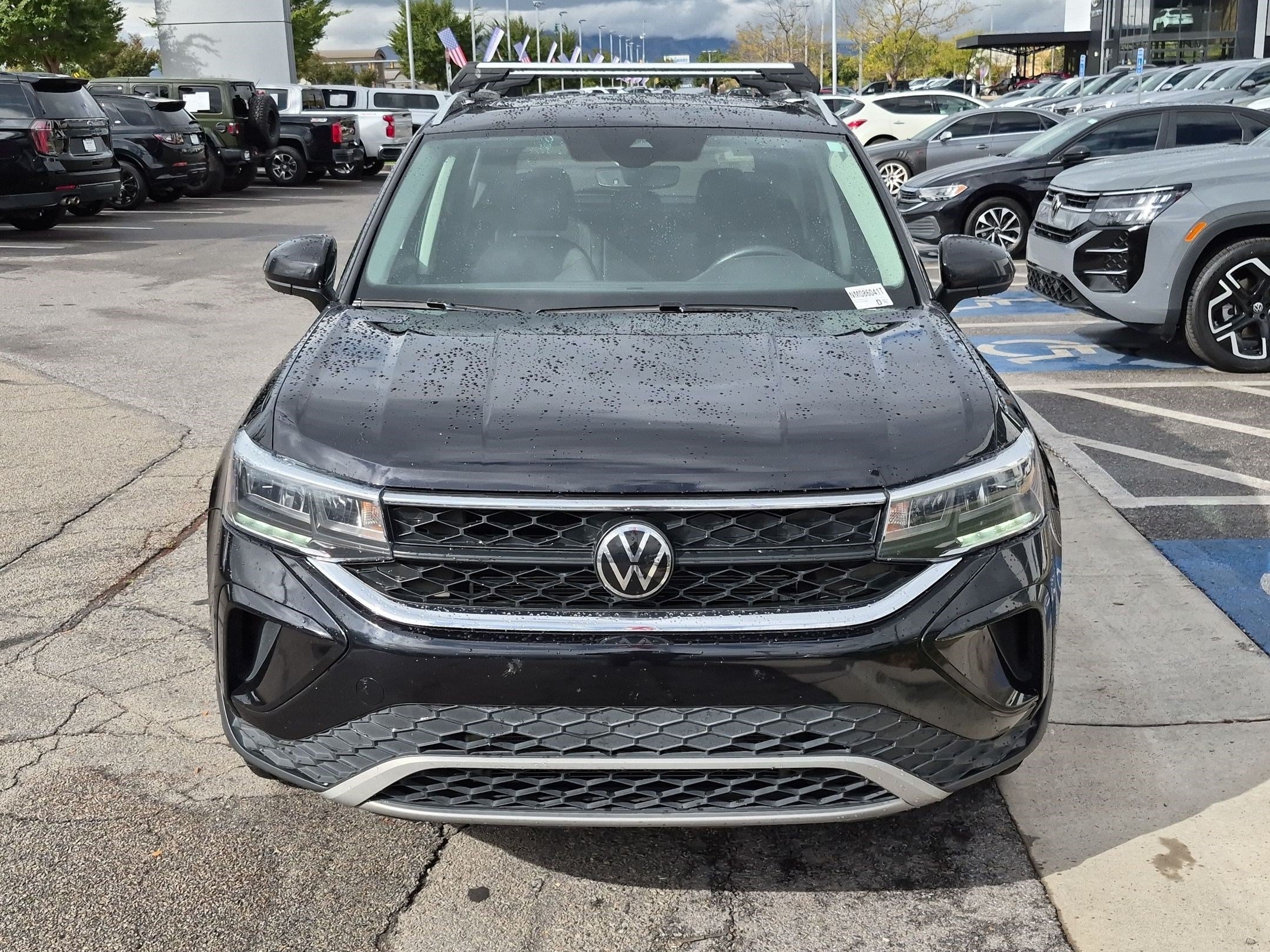 Used 2022 Deep Black Volkswagen SE image 10