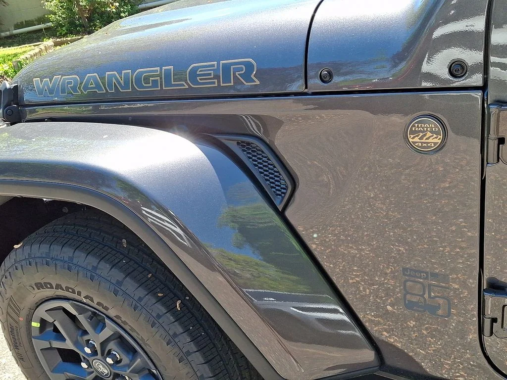 New 2026 Granite Crystal Metallic Clear-Coat Exterior Paint Jeep  image 15