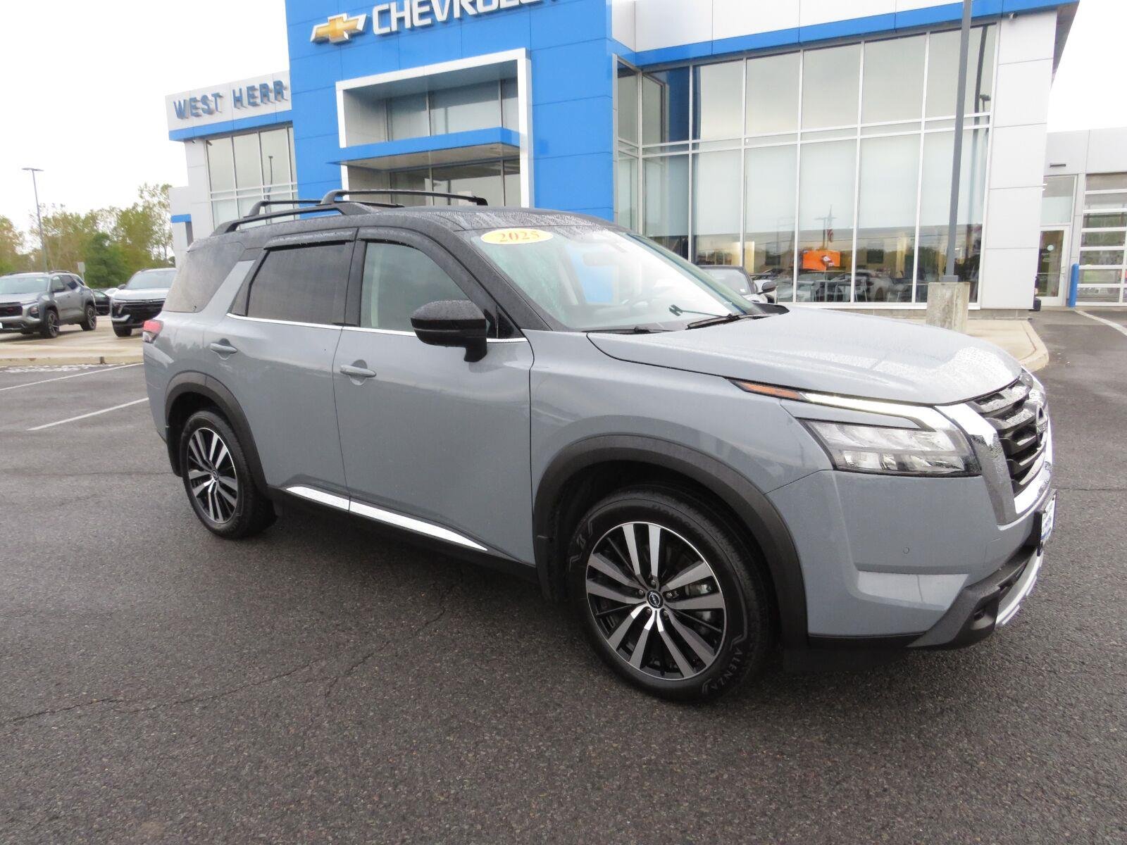 Used 2025 Solid Gray/Super Black Nissan Platinum image 6